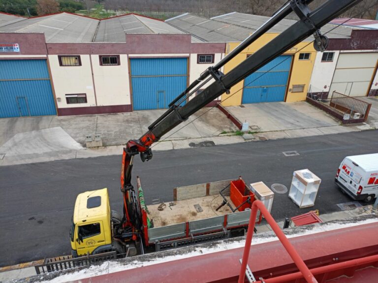 Imagen de grúa, transporte o maquinaria de Grúas y Transportes Lyve