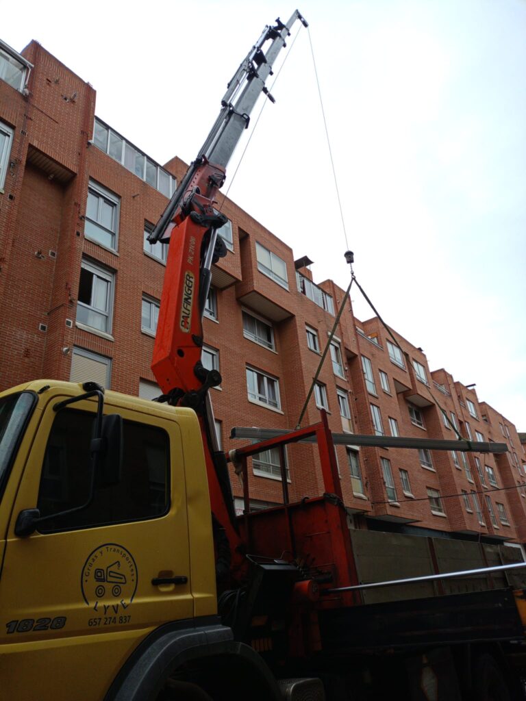 Imagen de grúa, transporte o maquinaria de Grúas y Transportes Lyve