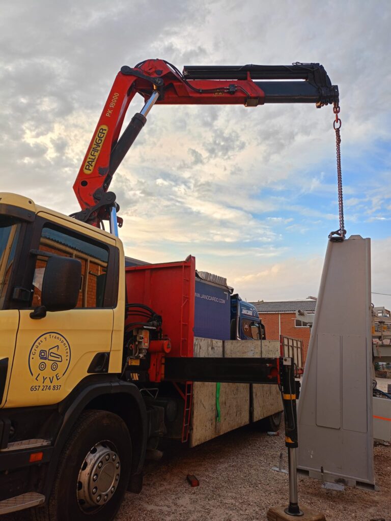 Imagen de grúa, transporte o maquinaria de Grúas y Transportes Lyve