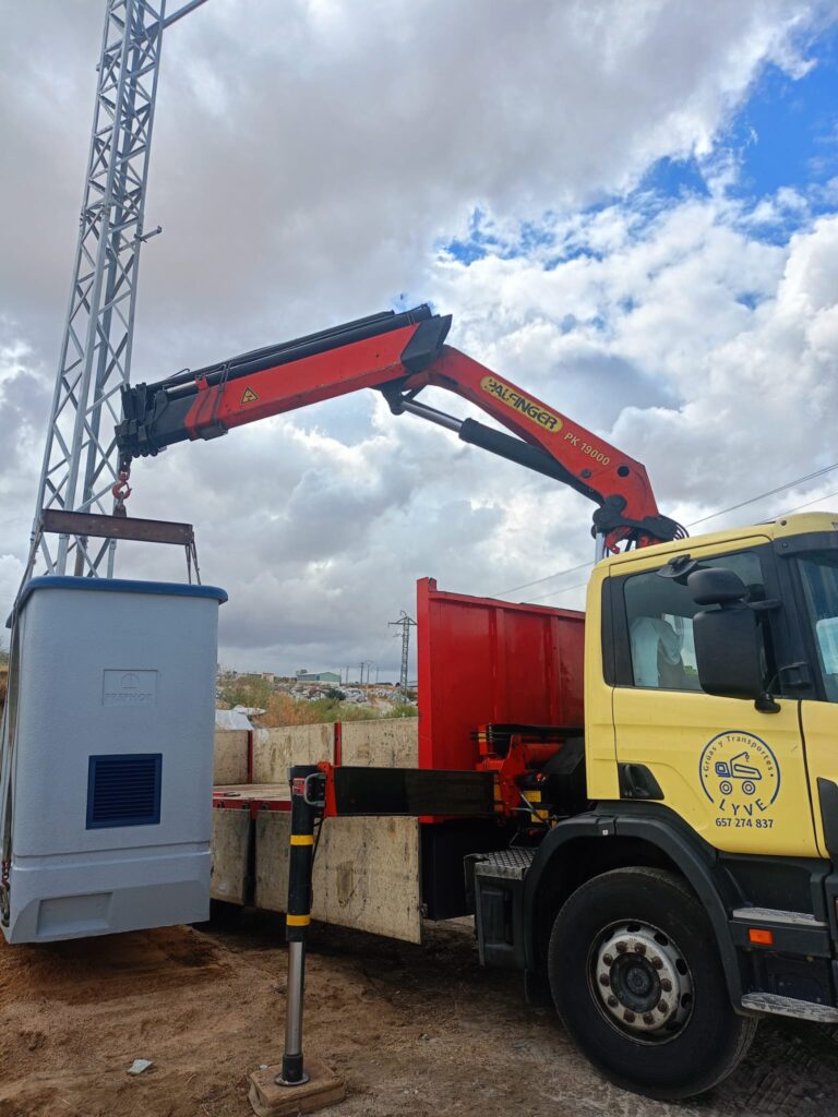 Imagen de grúa, transporte o maquinaria de Grúas y Transportes Lyve