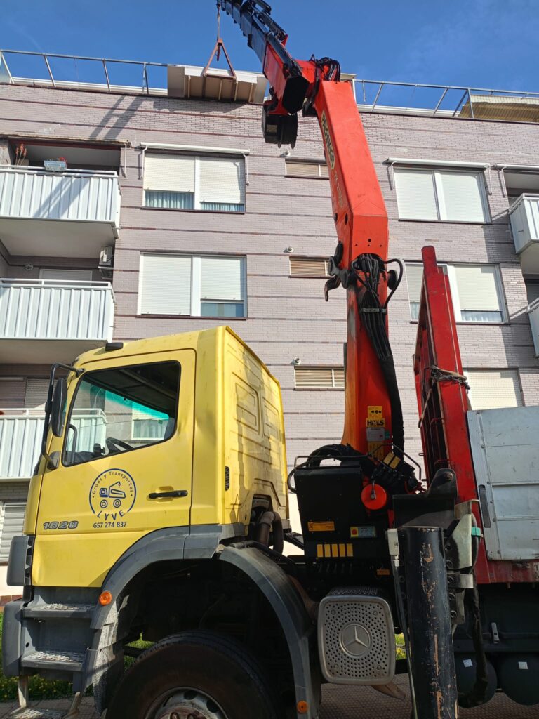 Imagen de grúa, transporte o maquinaria de Grúas y Transportes Lyve