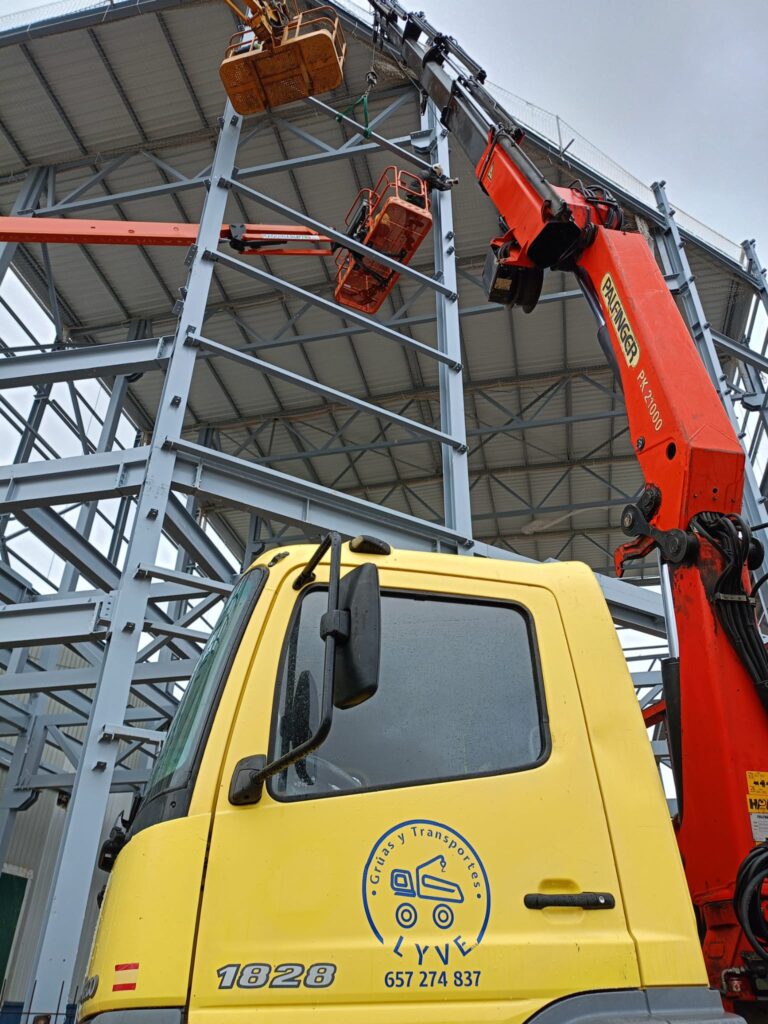 Imagen de grúa, transporte o maquinaria de Grúas y Transportes Lyve