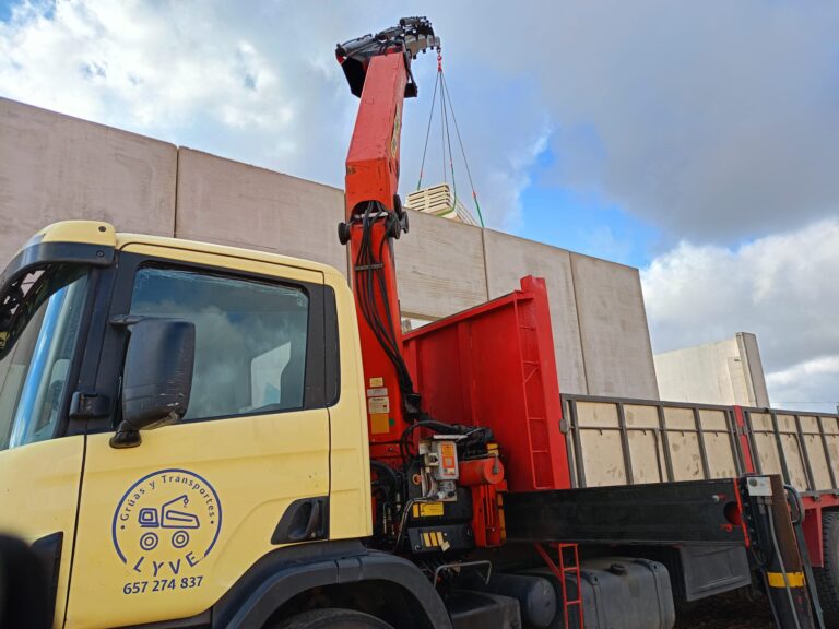 Imagen de grúa, transporte o maquinaria de Grúas y Transportes Lyve