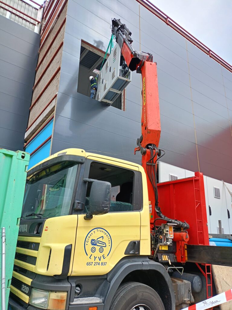 Imagen de grúa, transporte o maquinaria de Grúas y Transportes Lyve